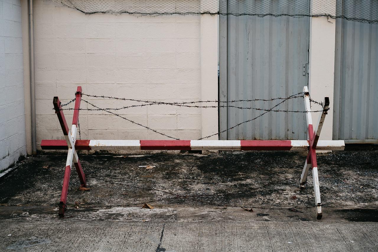 Jak Skutecznie Rozwiązać Problem Zastawiania Drogi Dojazdowej przez Sąsiada