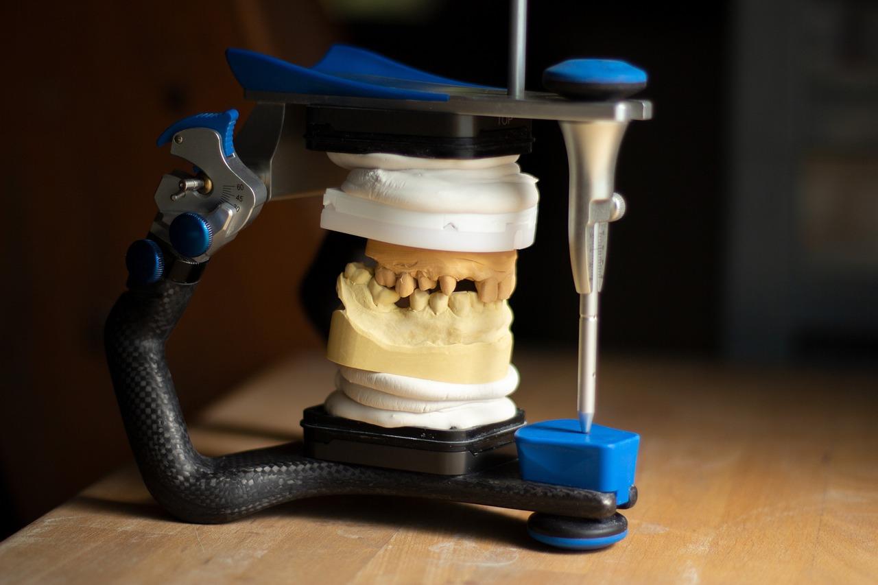 Naprawa protez zębowych jako działalność nierejestrowana: co warto wiedzieć