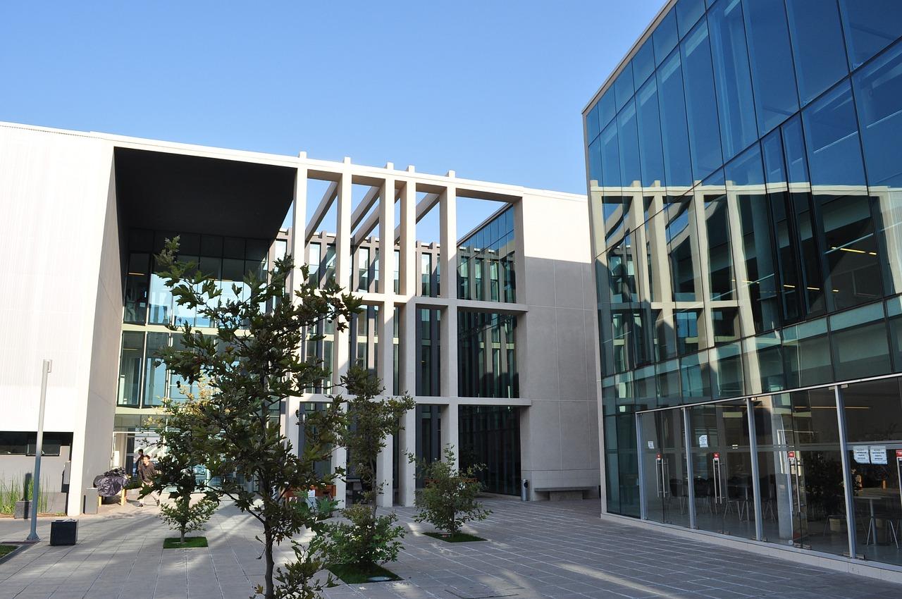 Ile lat trwają 3 semestry studiów i jak wpływa to na okresy składkowe ZUS