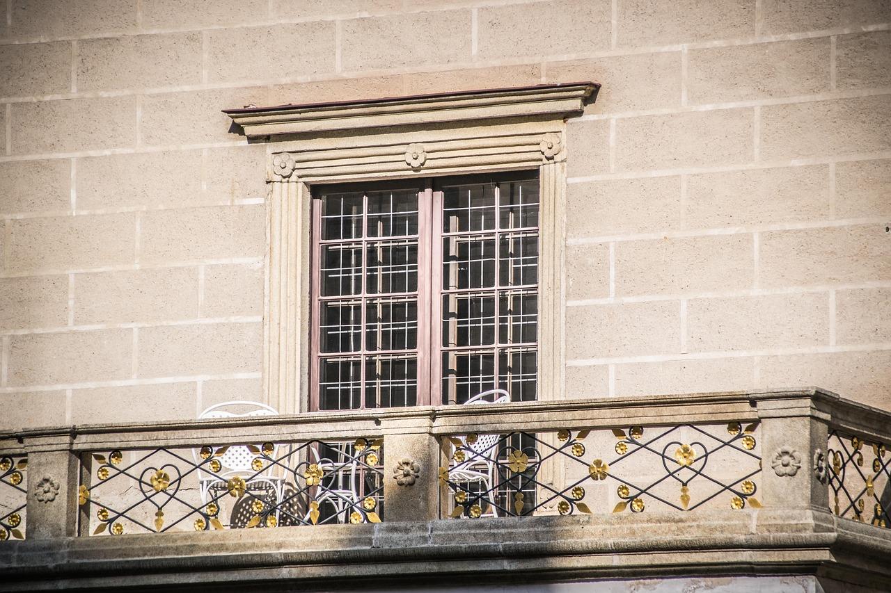 Minimalna Wysokość Balustrady na Balkonie: Przepisy i Wymagania