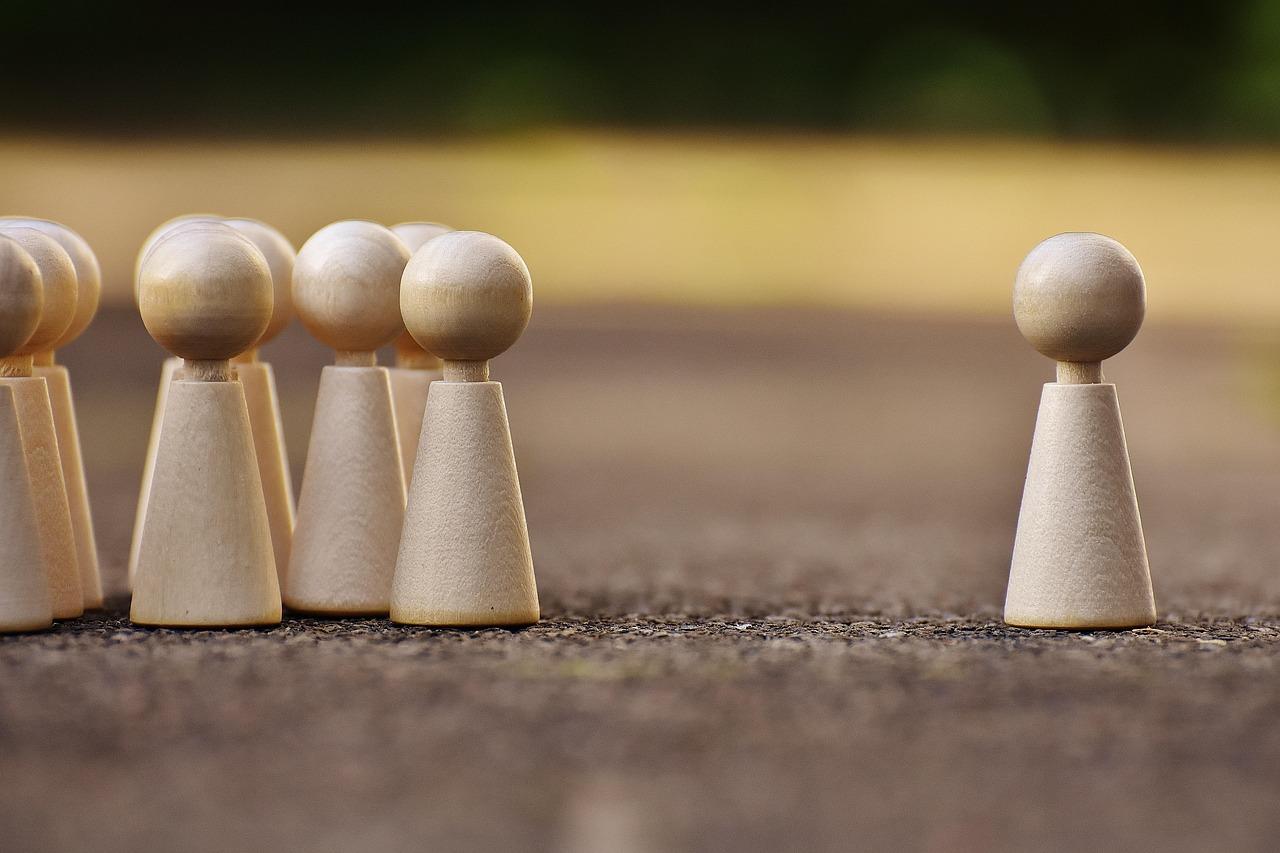 Niewpuszczenie osoby zameldowanej do mieszkania a przemoc psychiczna i prawo do lokalu