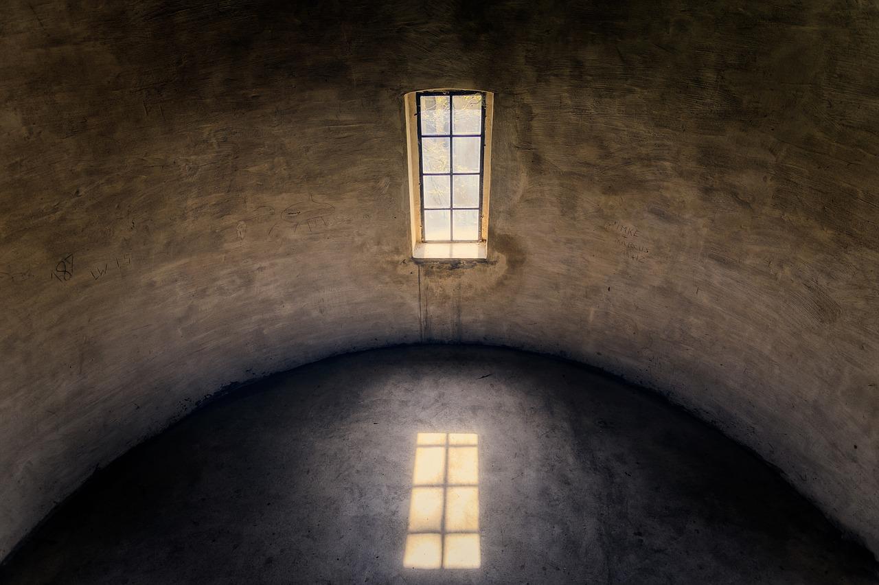 Koszt uzyskania pozwolenia na wybicie dodatkowego okna w mieszkaniu własnościowym