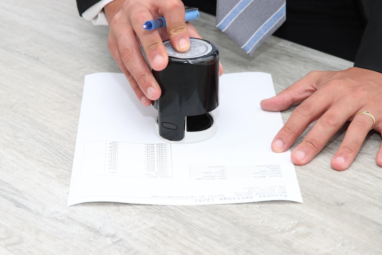 Świadek w sprawie fałszowania dokumentów: art. 270 par. 1 k.k. i jego konsekwencje