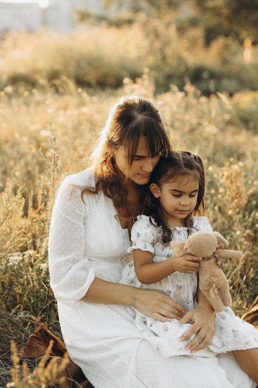 Darowizna od mamy – jak przekazać i rozliczyć darowiznę w rodzinie