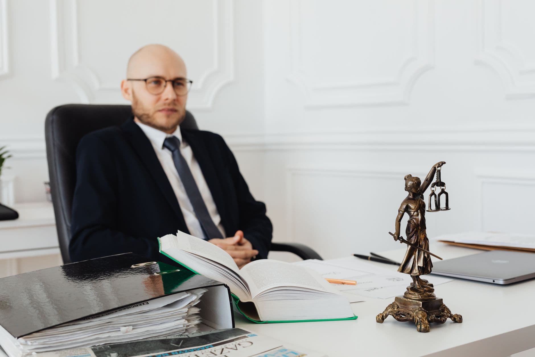 Prawnik, radca prawny a adwokat — czym się różnią i kiedy wybrać kancelarię adwokacką?