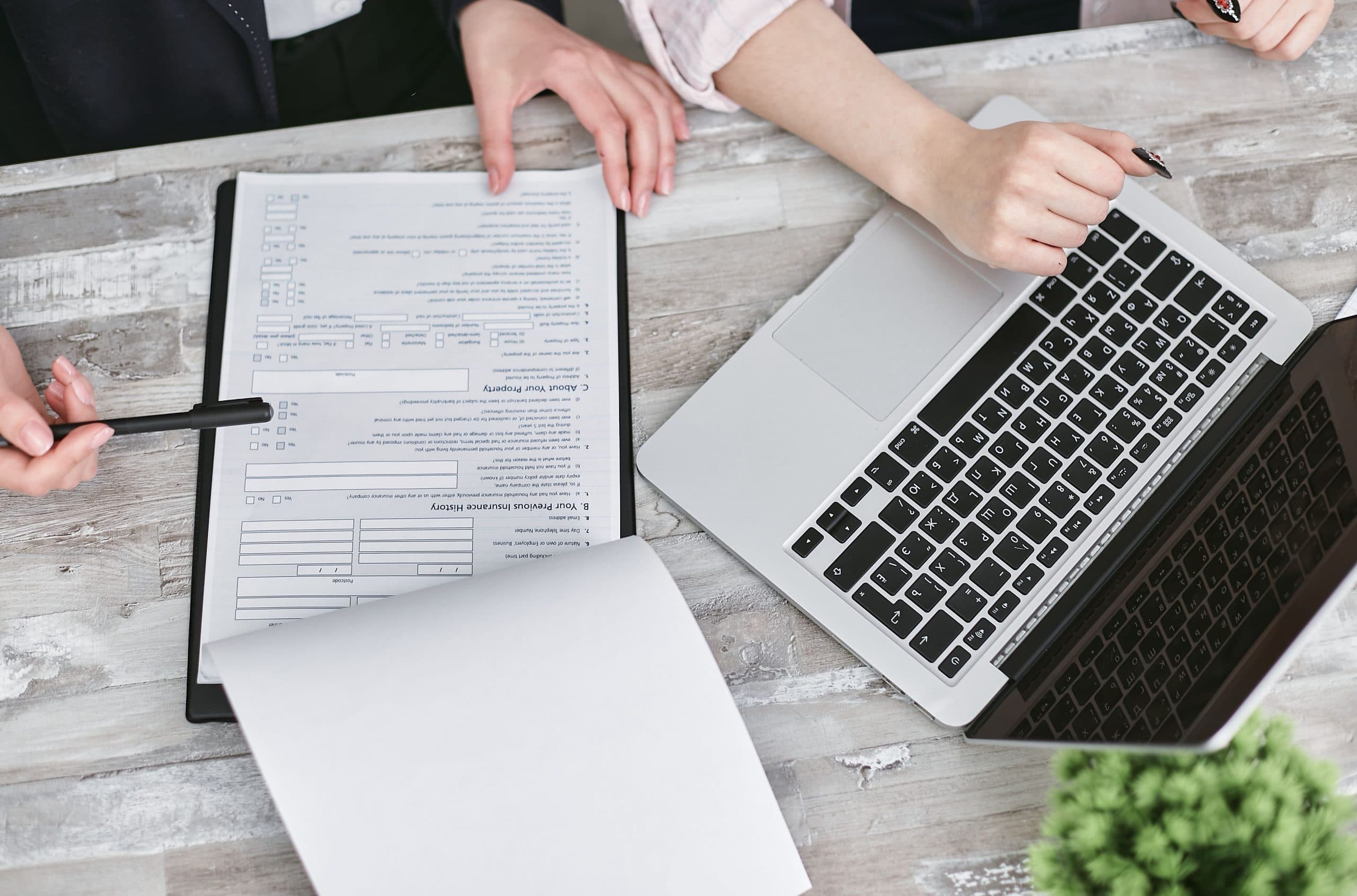 Administracja publiczna i prywatna – ścieżki kariery po studiach administracyjnych